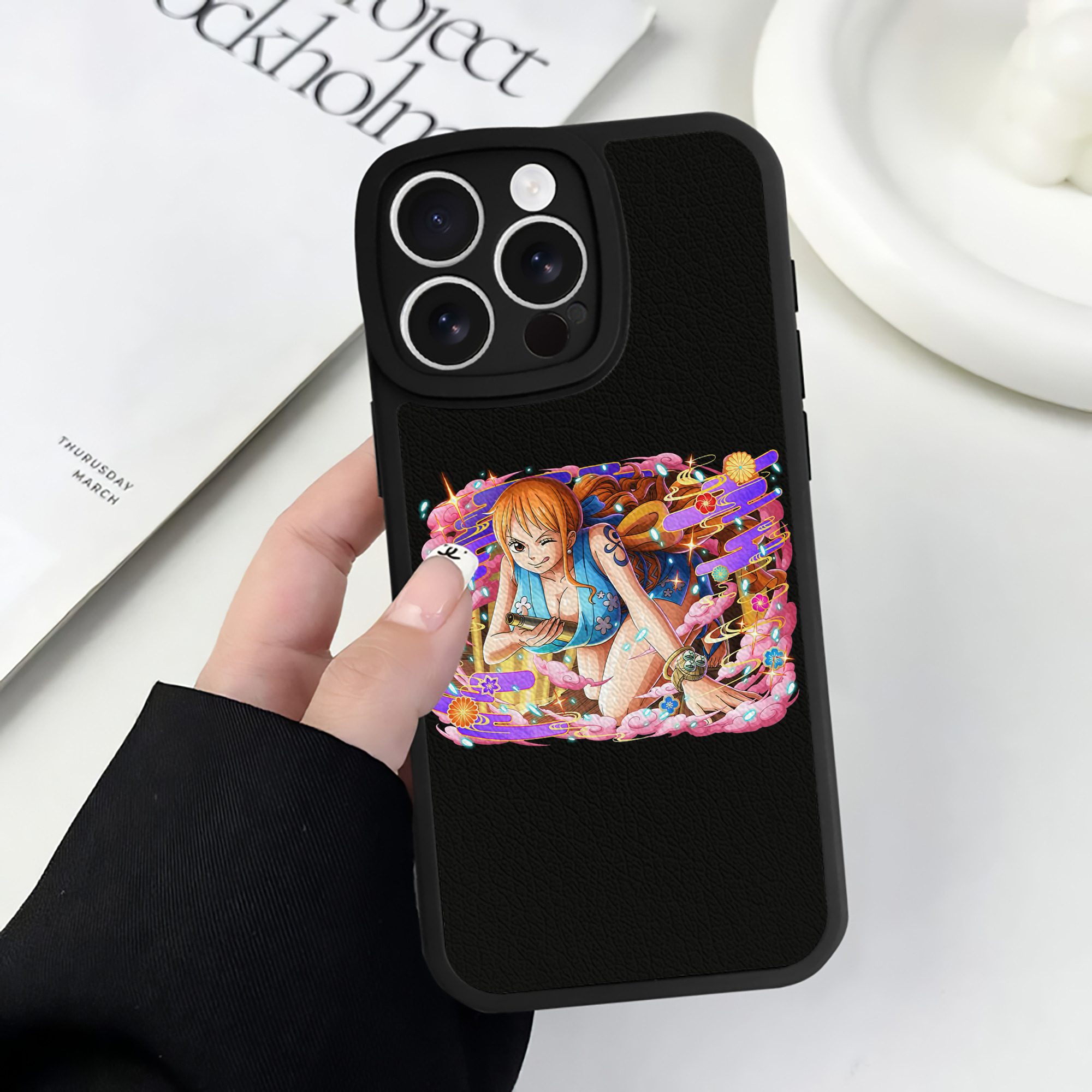 （画像用） ワンピース ナミ ONE PIECE Nami 【iPhone 16シリーズ対応】シリコンスマホケース（レザー調） 材質：シリコン